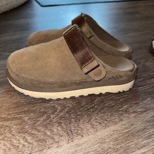 Uggs Goldenstar Dark Brown Clogs